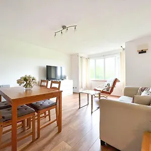  Apartment Comfort: 2-bedroom Flat With Parking And Transport Links