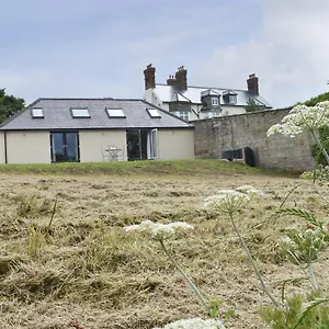 https://the-cottage-at-stainsacre-hall.yorkshirehotels.net